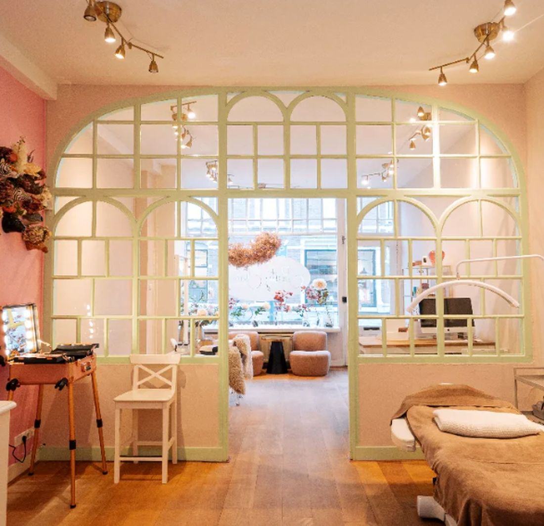 Behandelkamer van Pretty Face Duinoord met de groene boogwand