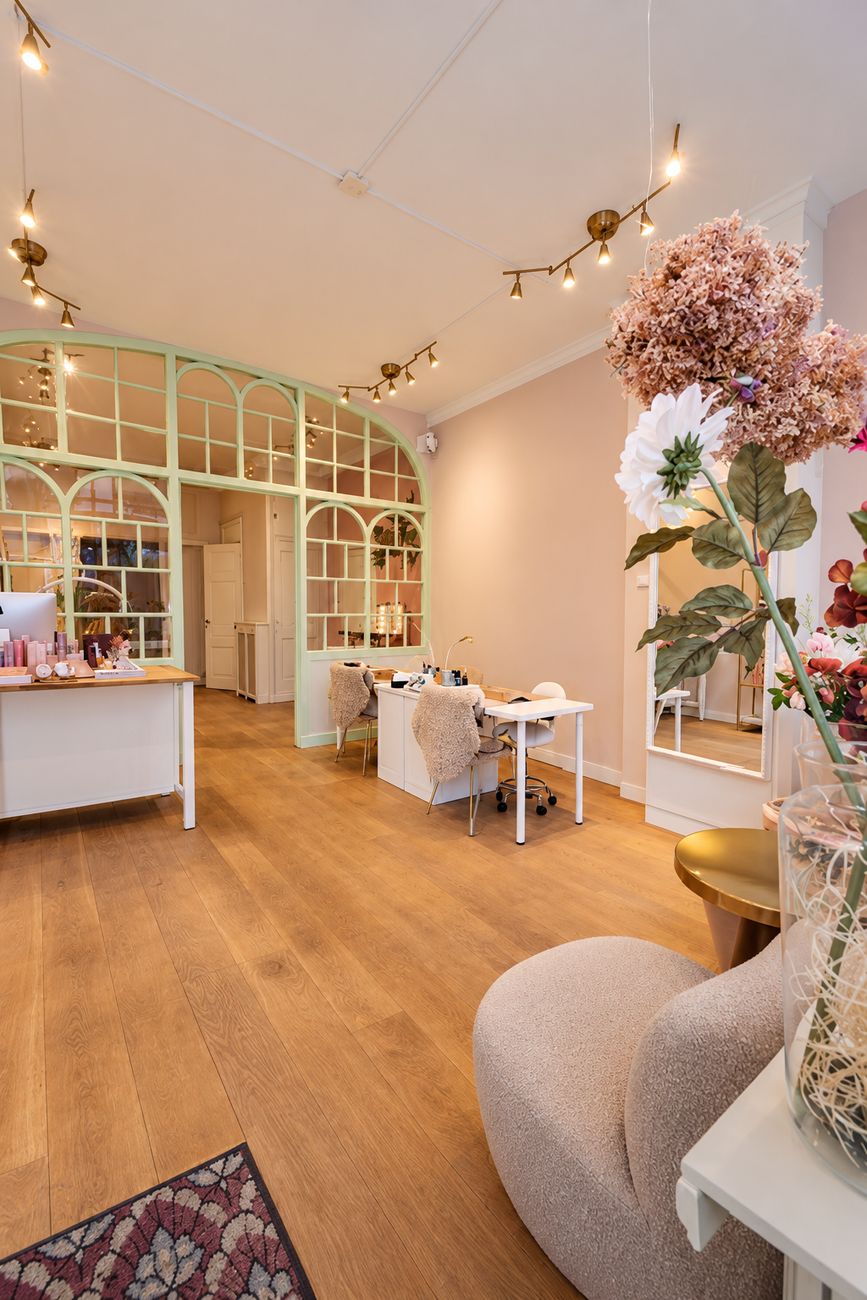 Lichte salon in Duinoord met groene boogwand en bloemen
