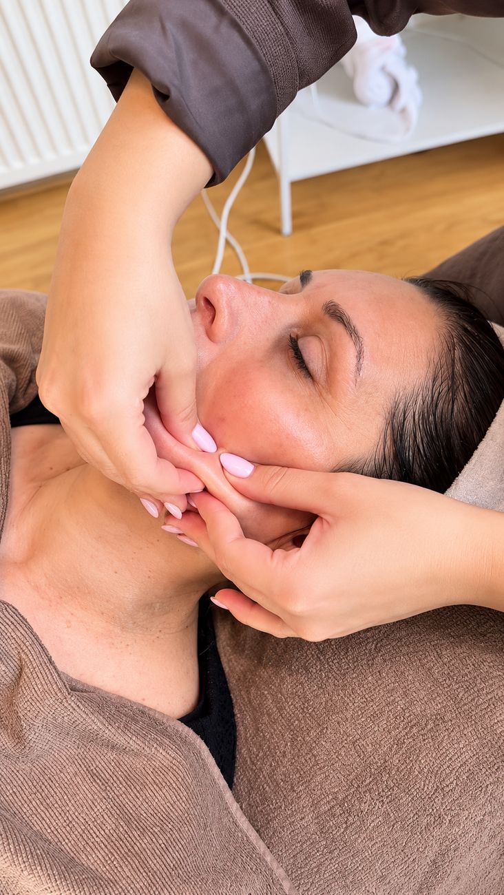 Gezichtsmassage tijdens een gezichtsbehandeling bij Pretty Face