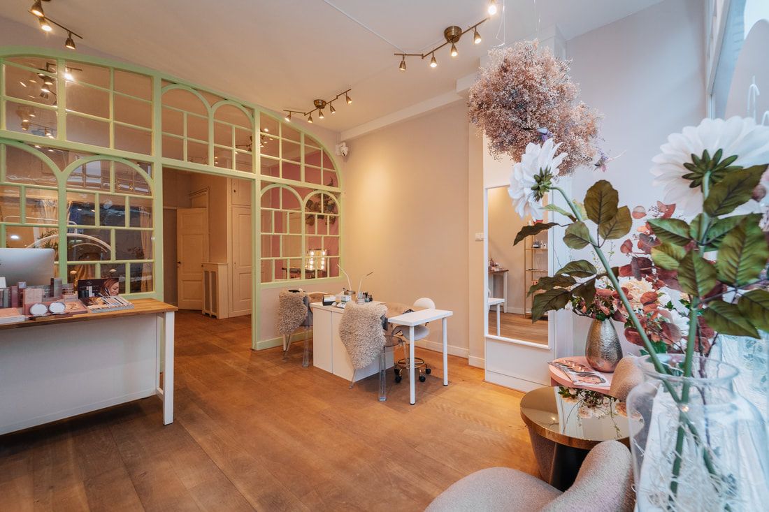 Interieur van Pretty Face Duinoord met groene boogramen