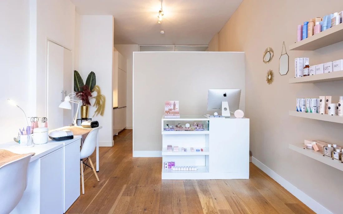Balie, nagelplekken en productwand in Pretty Face Scheveningen