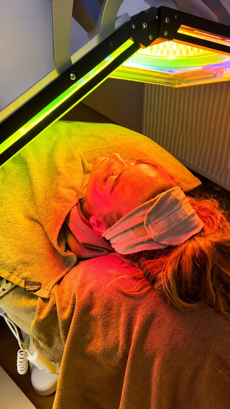 Klant onder de lamp voor collageen lichttherapie
